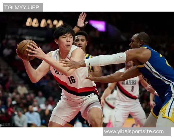 杨瀚森精彩单挑尤班克斯背运转身连招引发观众热烈反响